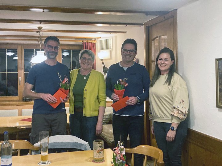 Catharina Frank und Nicole David fehlen bei der Blümchenübergabe