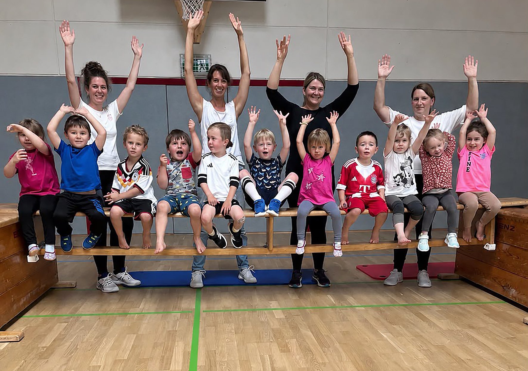 Die Kinderturngruppe mit dem Übungsleiterinnen Nadja, Natalie, Julia und Tatjana