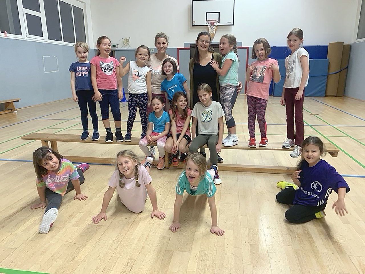 Mädchenturngruppe mit Trainerin Laura und Nikola