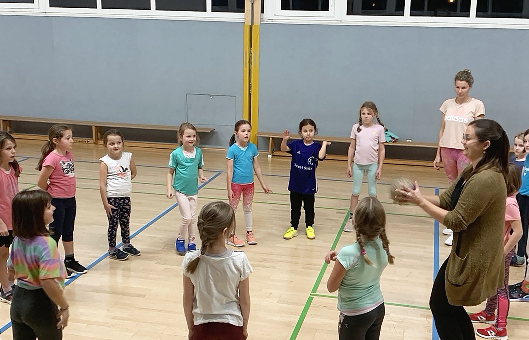 Mädchenturnen beim Ballspiel 2024