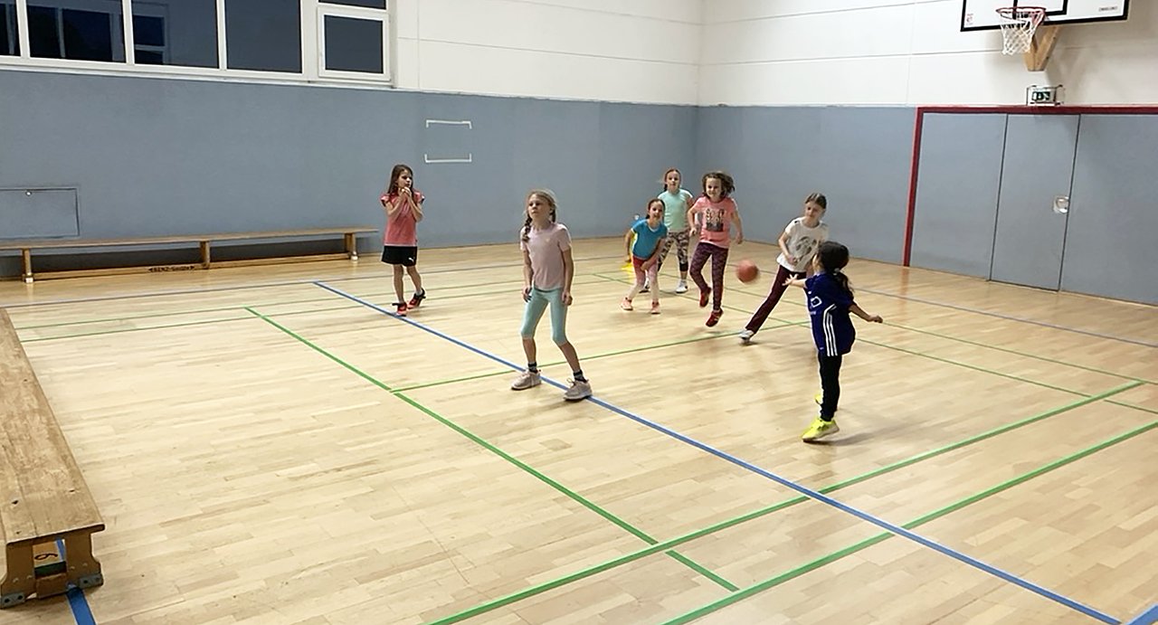 Mädchenturnen beim Ballspiel 2024