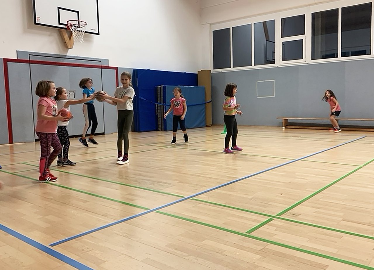 Mädchenturnen beim Ballspiel 2024