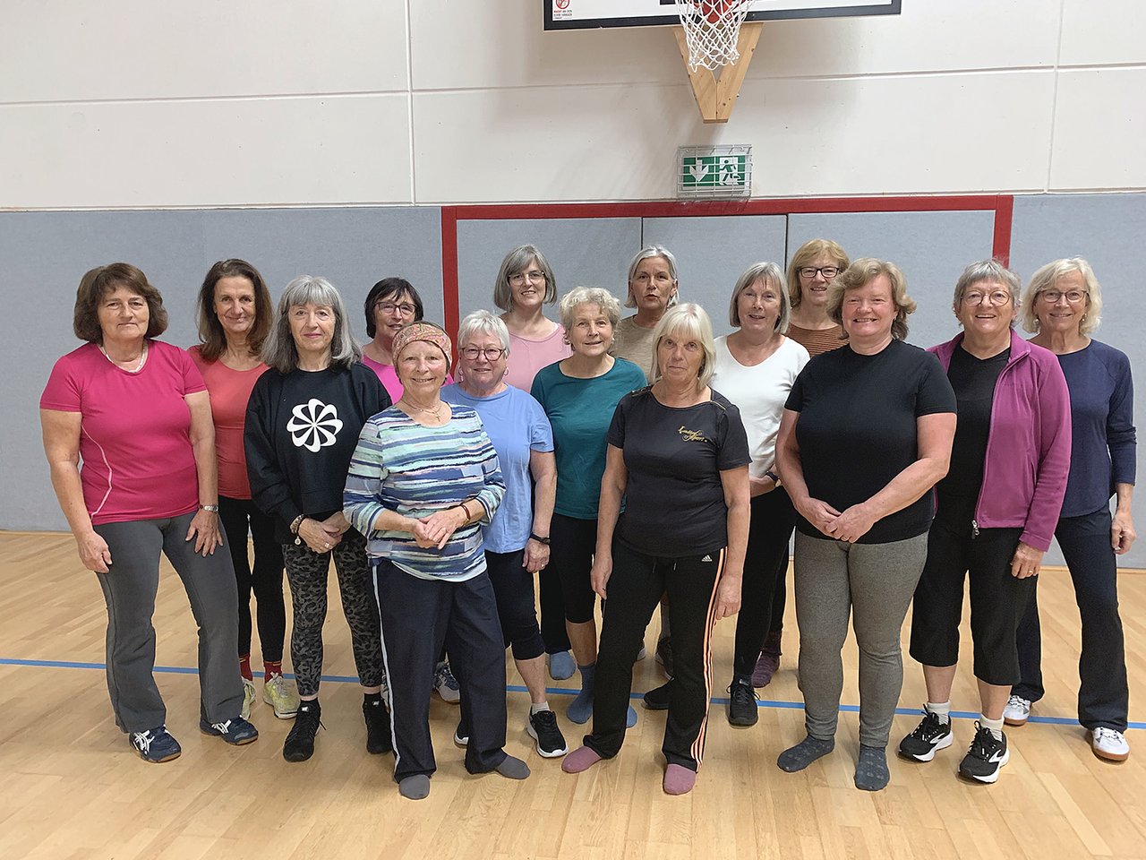 Ingrid Falter mit ihren Frauen, immer montags in der Halle (Herbst 2025)